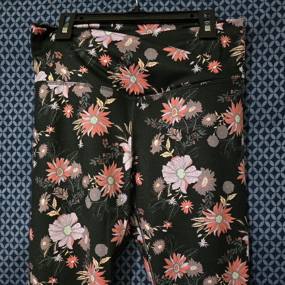SO - Women's Black Athletic Leggings With Lavender Floral Details. Size - M - Picture 2 of 9